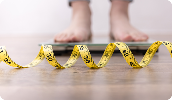 Waage und Maßband BMI Normalgewicht