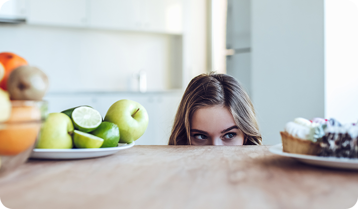 Frau vor Lebensmittel mit Kohlenhydraten Frau vor Lebensmittel mit Kohlenhydraten