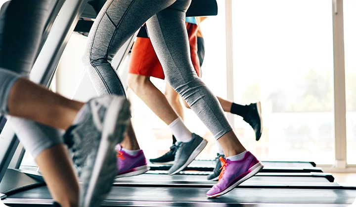 Menschen auf dem Laufband Fettverbrennung durch Training