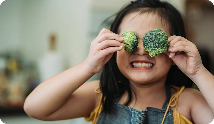 Kind mit Broccoli Gesunde Ernährung