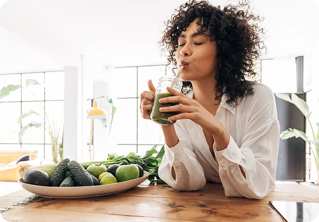 Frau trinkt gesunden Smoothie Wichtige Nährstoffe zu sich nehmen