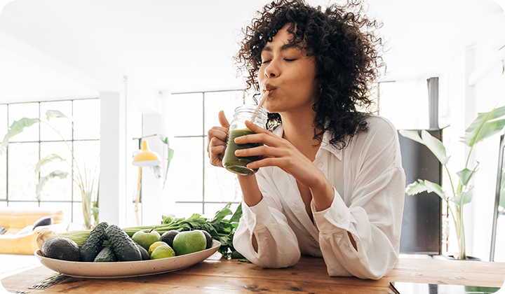 Frau trinkt gesunden Smoothie Wichtige Nährstoffe zu sich nehmen