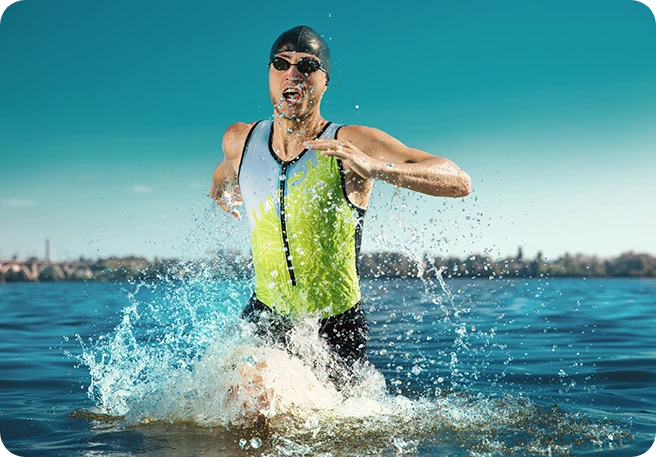 Triathlet im Wasser Schwimmtraining Triathlon