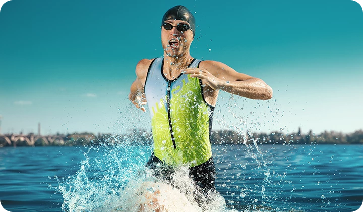 Triathlet im Wasser Schwimmtraining Triathlon